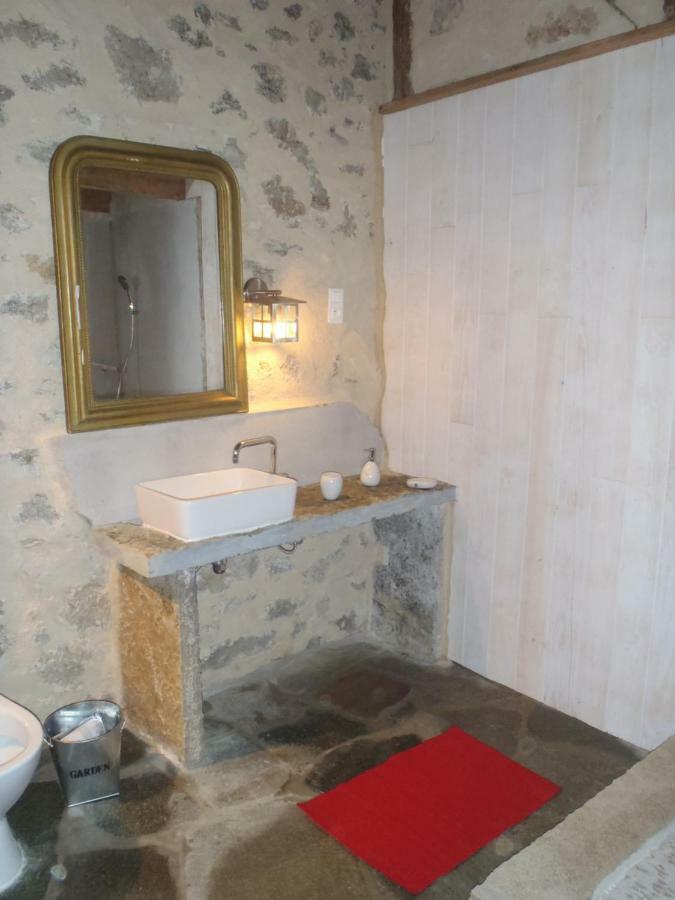 Du Domaine De Bombes Bed & Breakfast